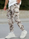 Manfinity Homme Men Camo Print Flap Pocket Cargo Pants - MapleCo